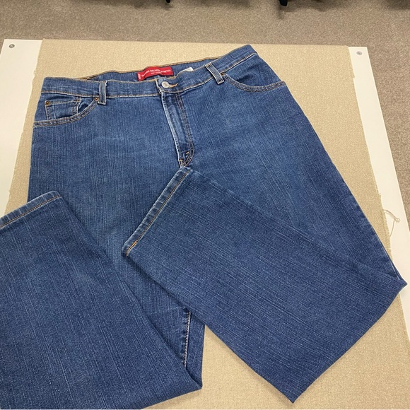 Levi's Denim - Levi’s classic relaxed stretch 550 size 16 short